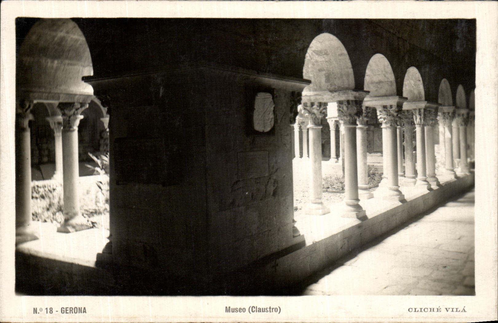 VINTAGE POSTCARD Gerona Museo Claustro