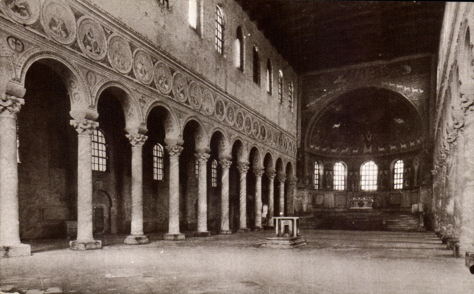 Basilica S Apollinare de Ravena Interno de la POSTAL de la VENDIMIA en clase