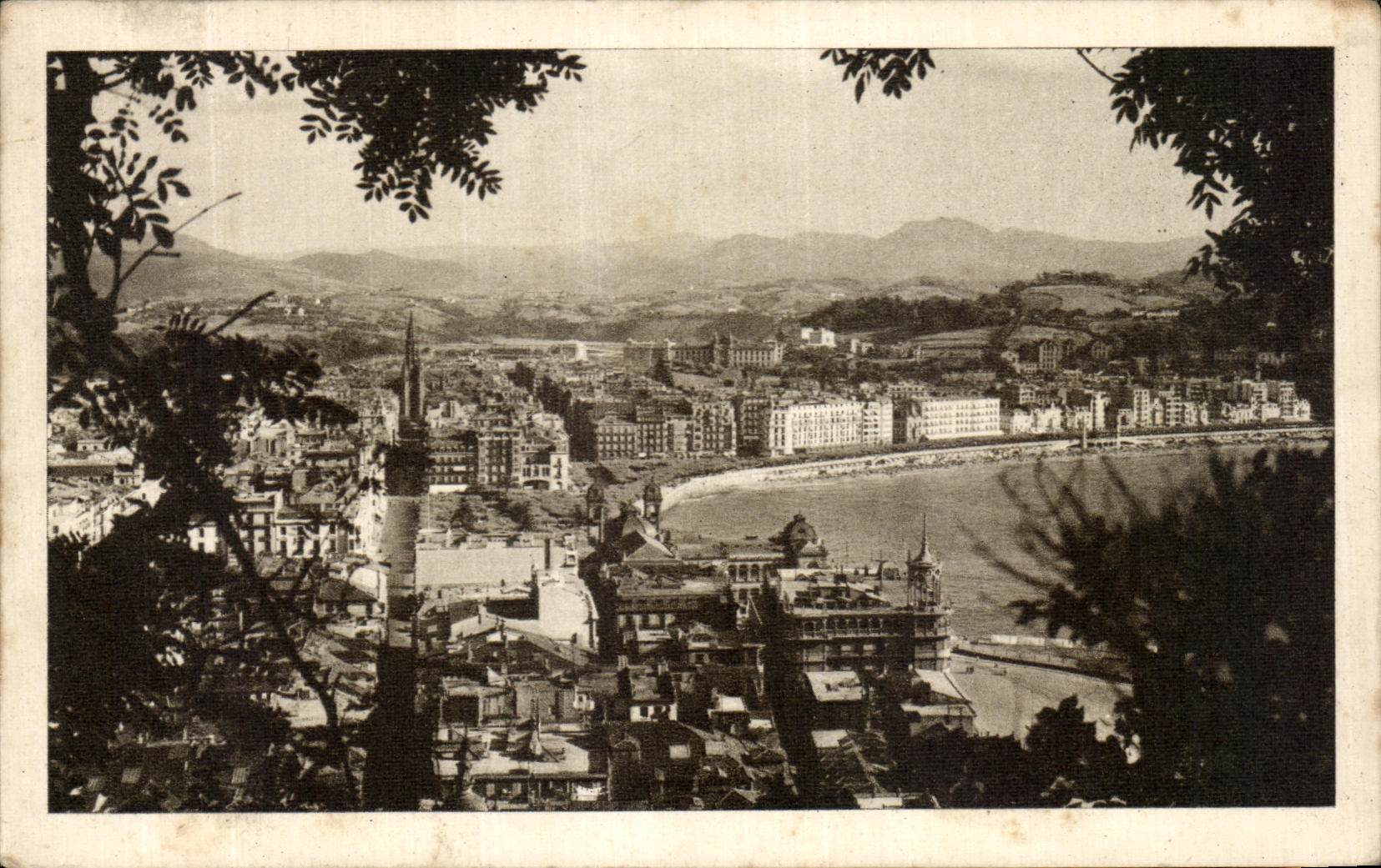 EL Monte Urgull del desde de San Sebastian Vista de la POSTAL de la VENDIMIA