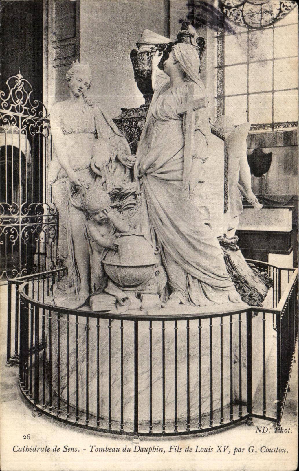 CPA Catbedrale de Sens Tombeau du Dauphin Fils de Louis XIV par Coustou
