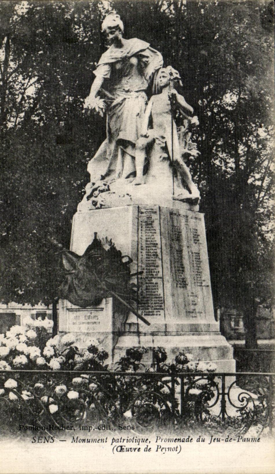 CPA Sens Monument Patriotique Promenade du Jeu de Paume Oeuvre de Peynot