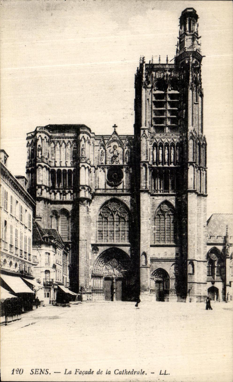CPA Sens La Facade de la Cathedrale