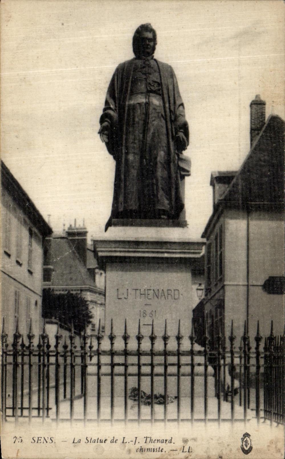 CPA Sens La statue de Thenard