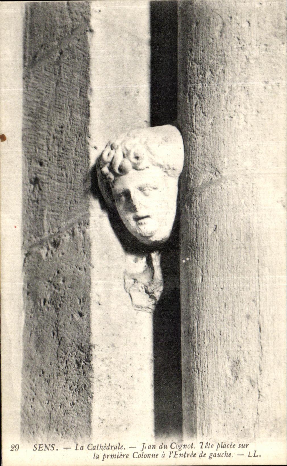 CPA Sens La Cathedrale Jean du Cognot Tete placee sur la premiere Colonne a l entree de gauche 