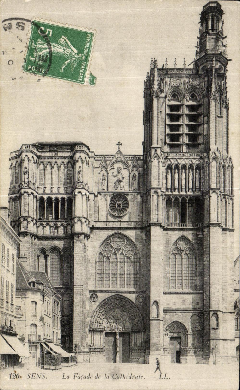 CPA Sens La Facade de la Cathedrale