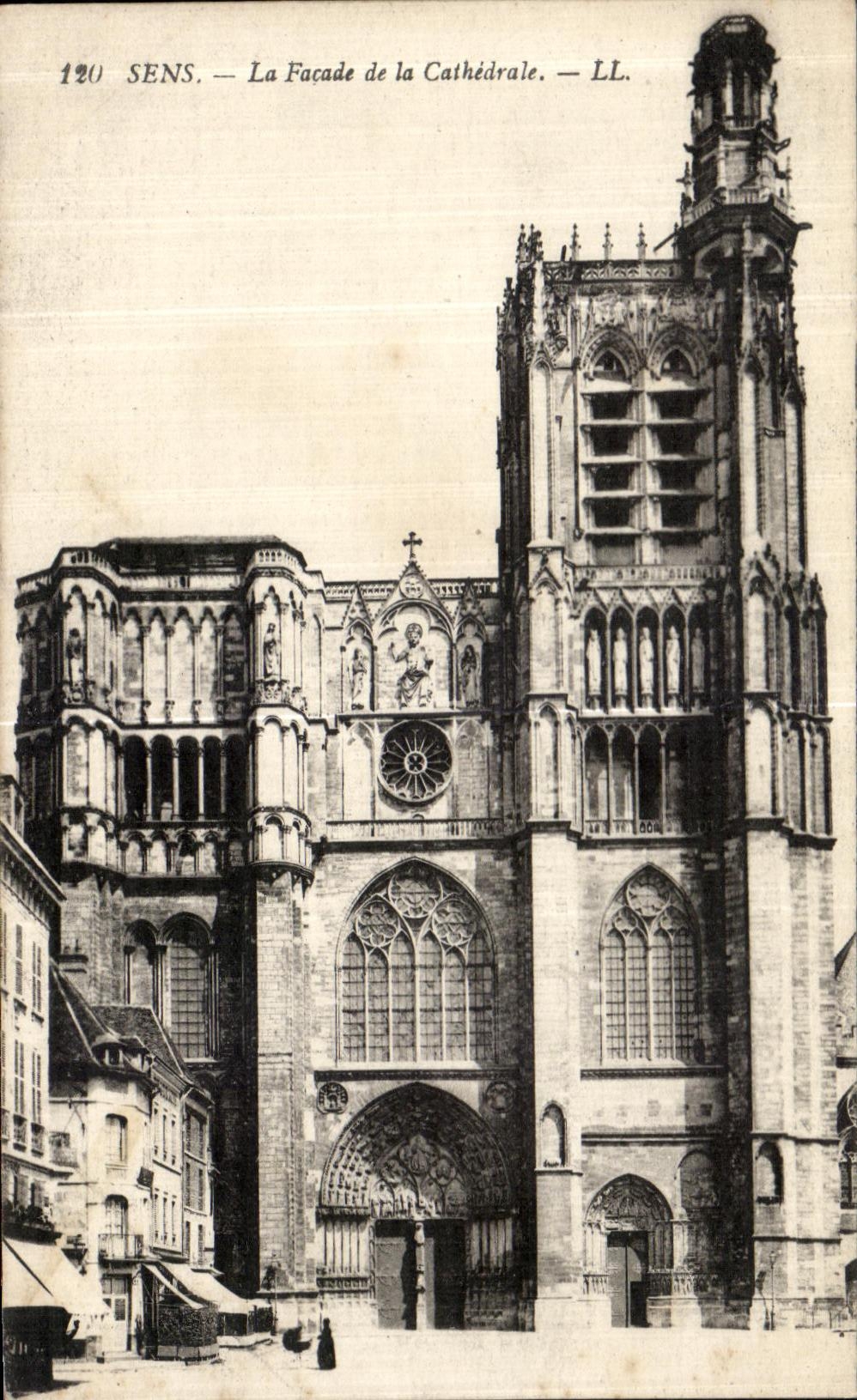 CPA Sens La Facade de la Cathedrale