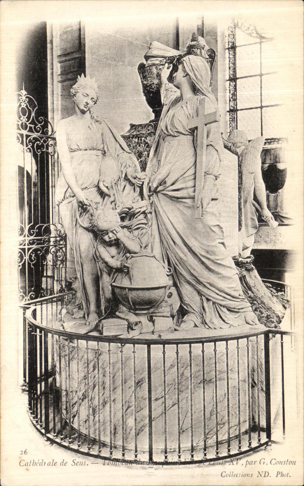 CPA Sens Cathedrale Tombeau du Dauphin Fils de Louis XV ar Coustou 