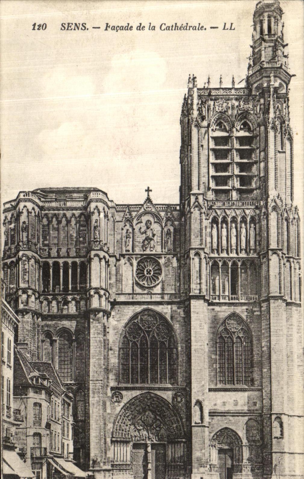 CPA Sens Facade de la Cathedrale