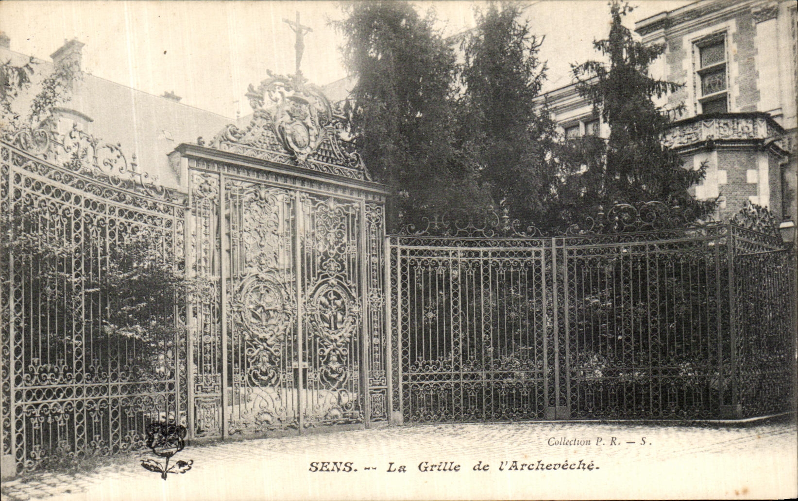 CPA Sens Le Grille de L Archeveche