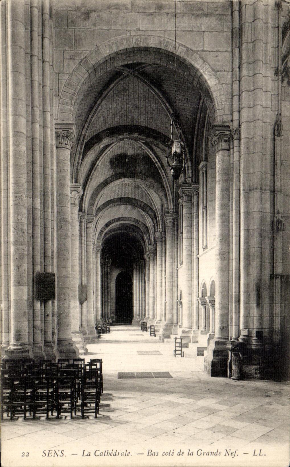 CPA Sens La Cathedrale Bas cote de la Grande nef