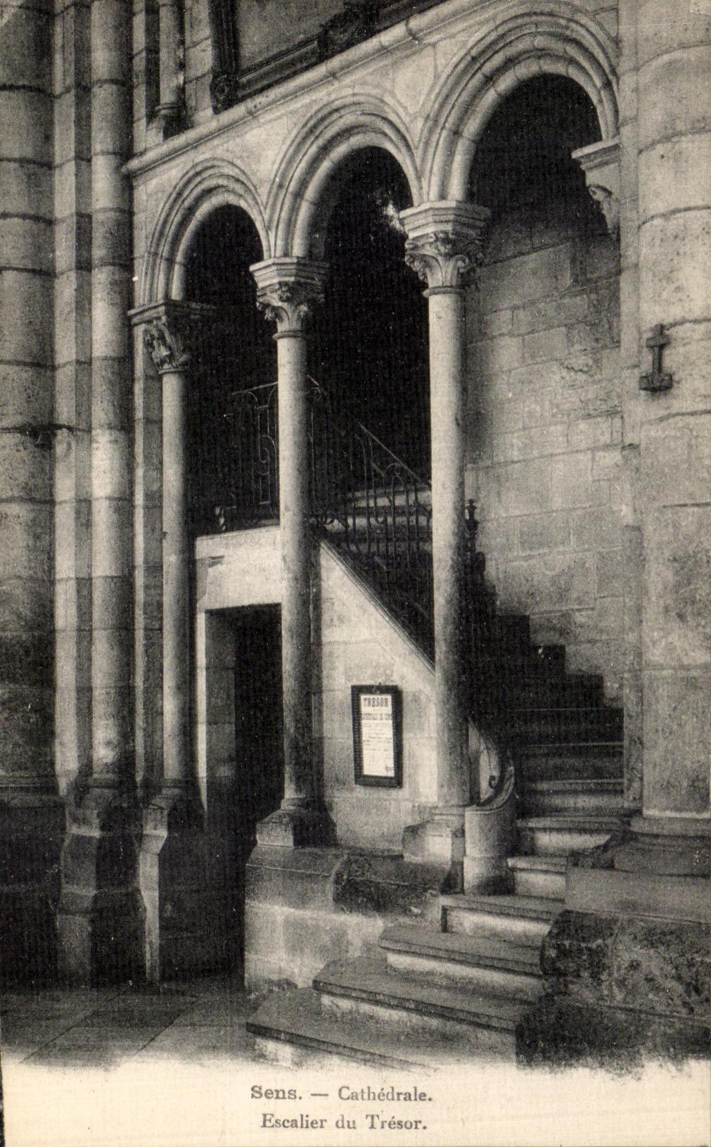CPA Sens La Cathedrale Escalier du Tresor