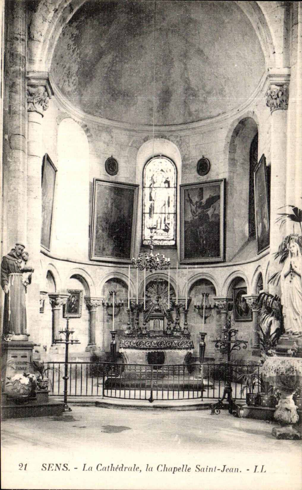 CPA Sens La Cathedrale la Chapelle Saint Jean