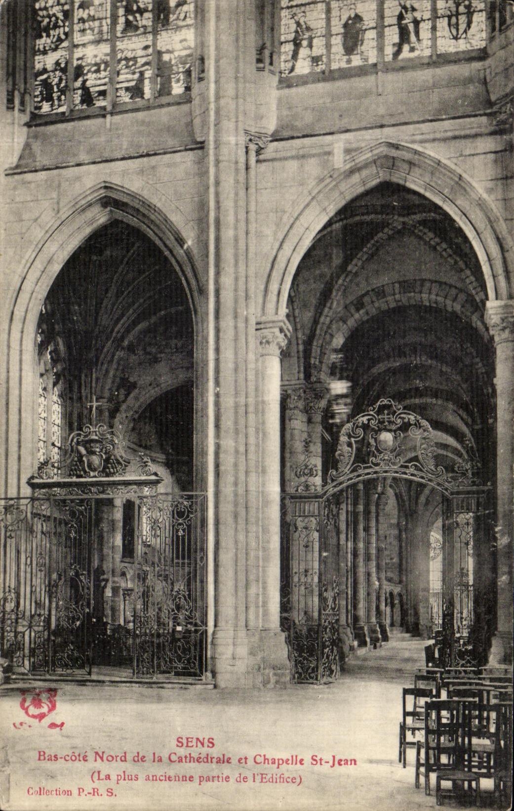 CPA Sens Bas cote Nord de la Cathedrale et Chapelle St Jean
