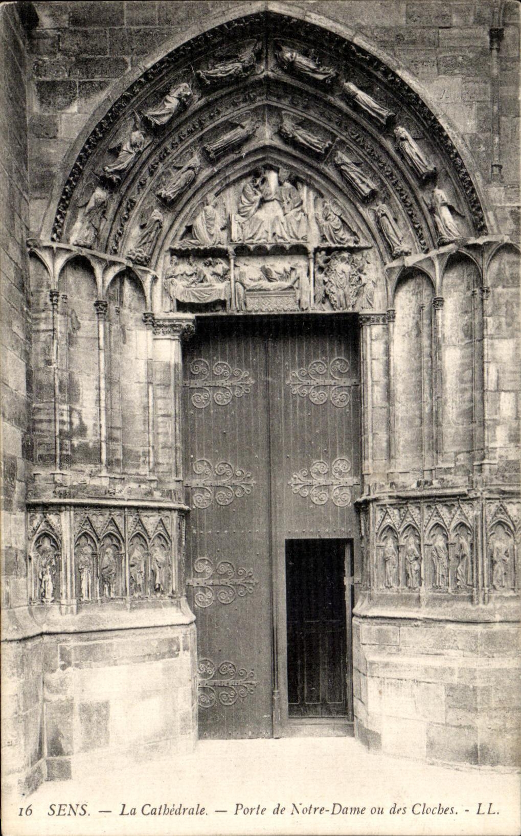 CPA Sens La Cathedrale La Porte de Notre Dame ou des Cloches