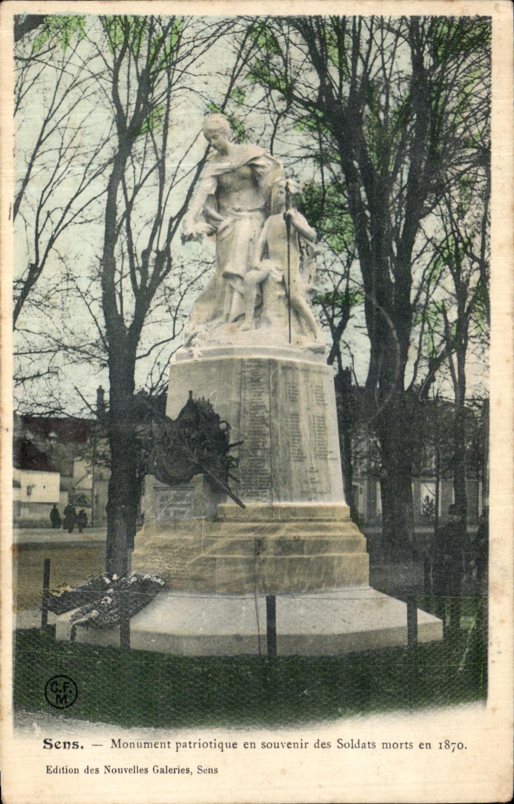 CPA Sens Monument patriotique en souvenir des Soldats morts en 1870 Militaria