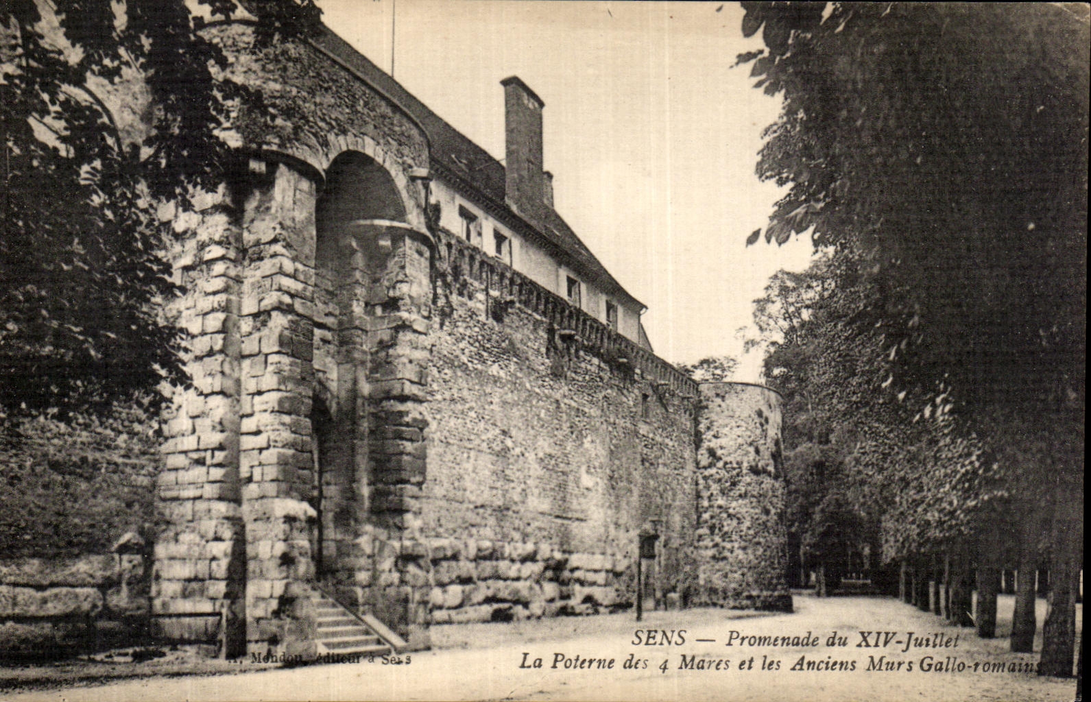 CPA Sens Promenade du XIV Juillet La Poterne des 4 Mares et les anciens murs gallo romains