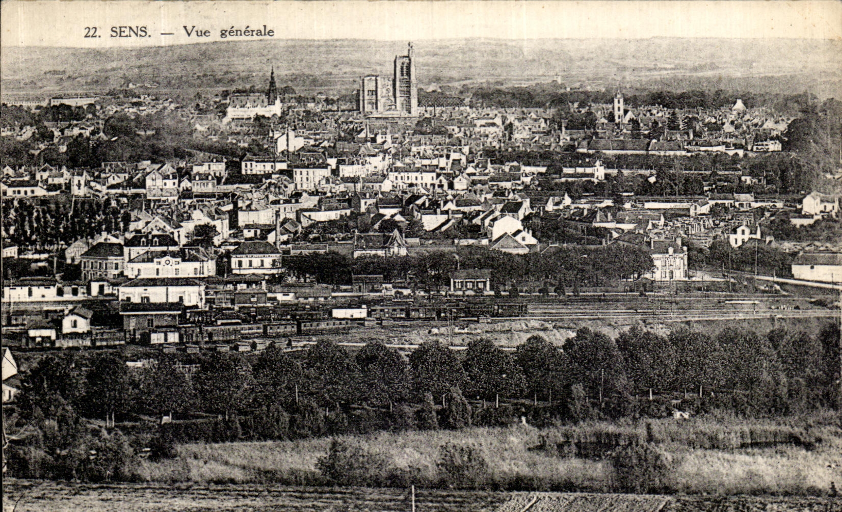 CPA Sens Vue Generale Trains