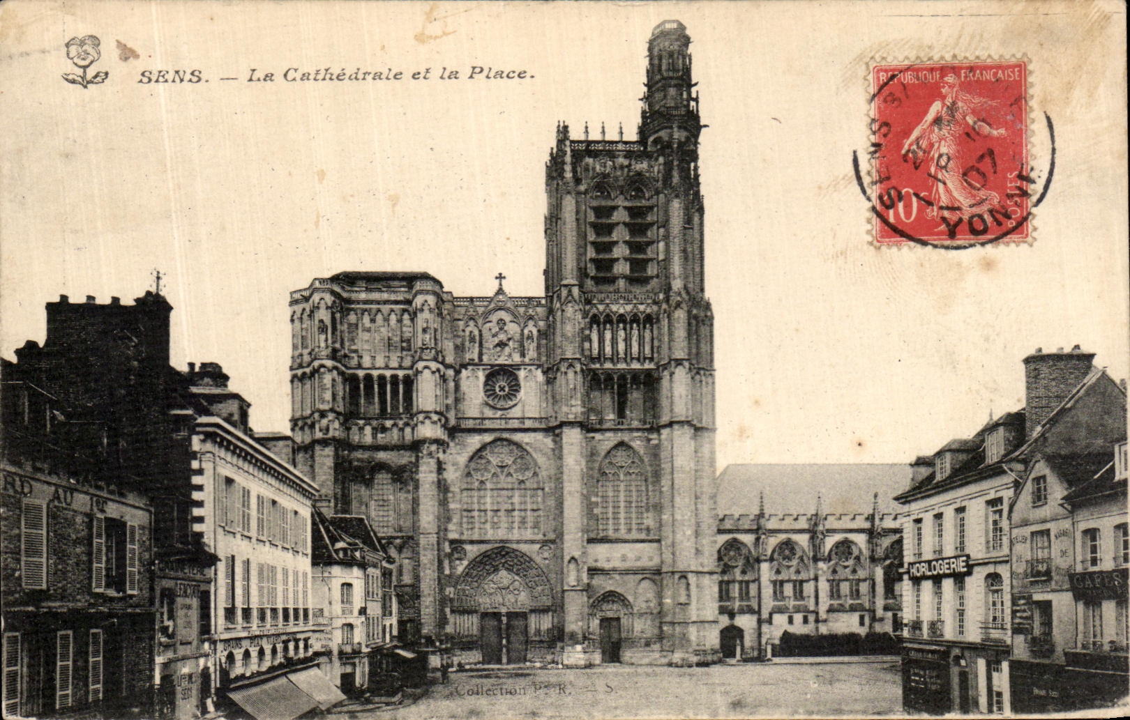 CPA Sens La Cathedrale et la Place