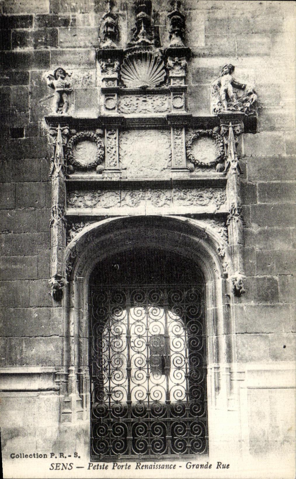 CPA Sens Petre Porte Renaissance Grande Rue