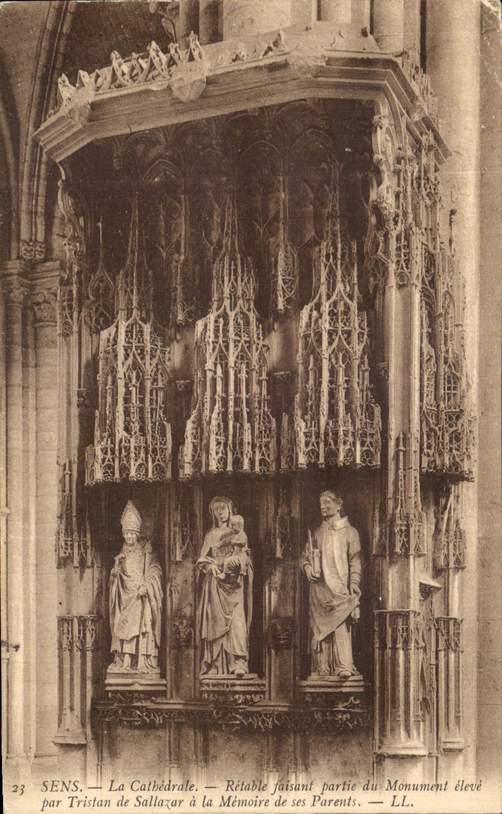 CPA Sens La Cathedrale Retable faisant partie du monument eleve par Tristan de Sallazar a la memoire des parents