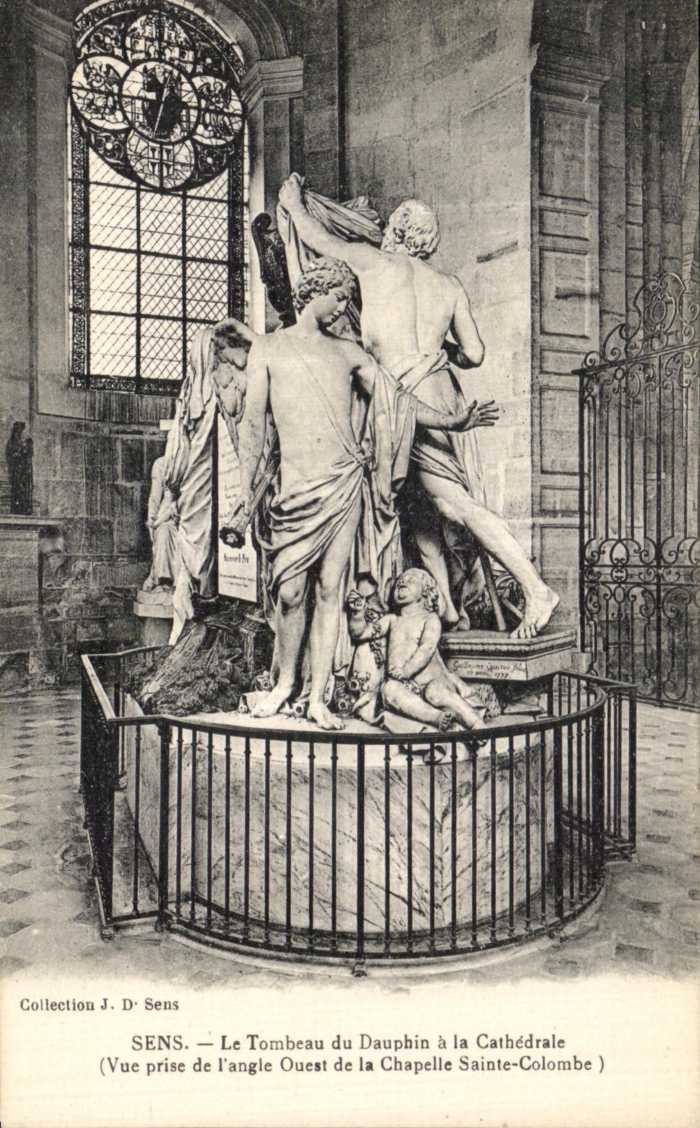 CPA Sens Le Tombeau du Dauphin a la Cathedrale vue prise de l angle Ouest de la chapelle Sainte Colombe