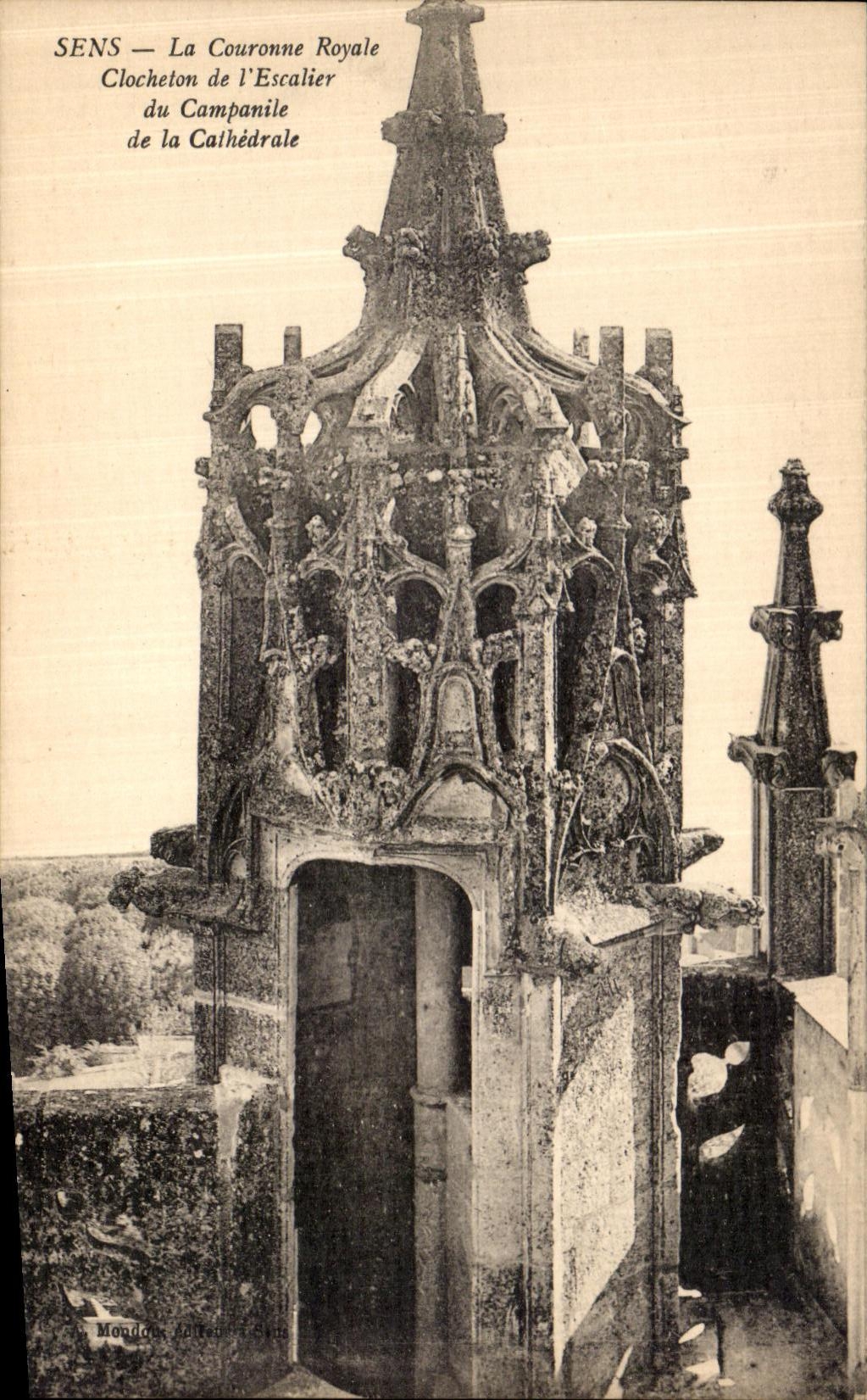 CPA Sens La Couronne Royale Clocheton de l Escalier du Campanile