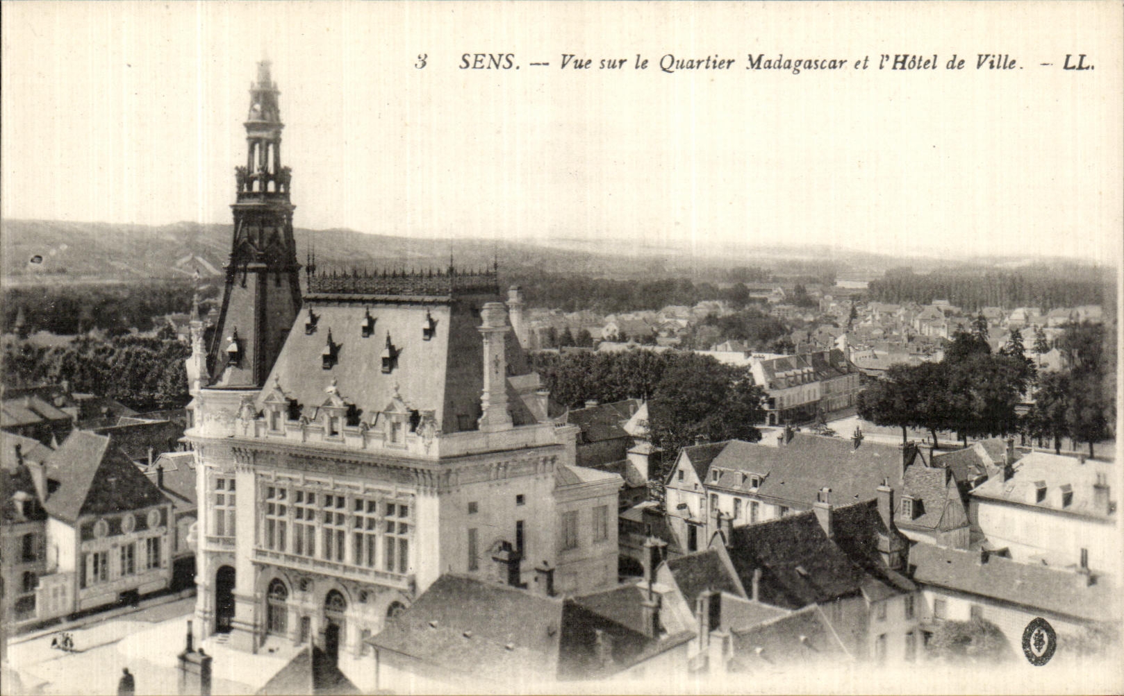 CPA Sens Vue Sur le Quartier Madagascar et l Hotel de Ville