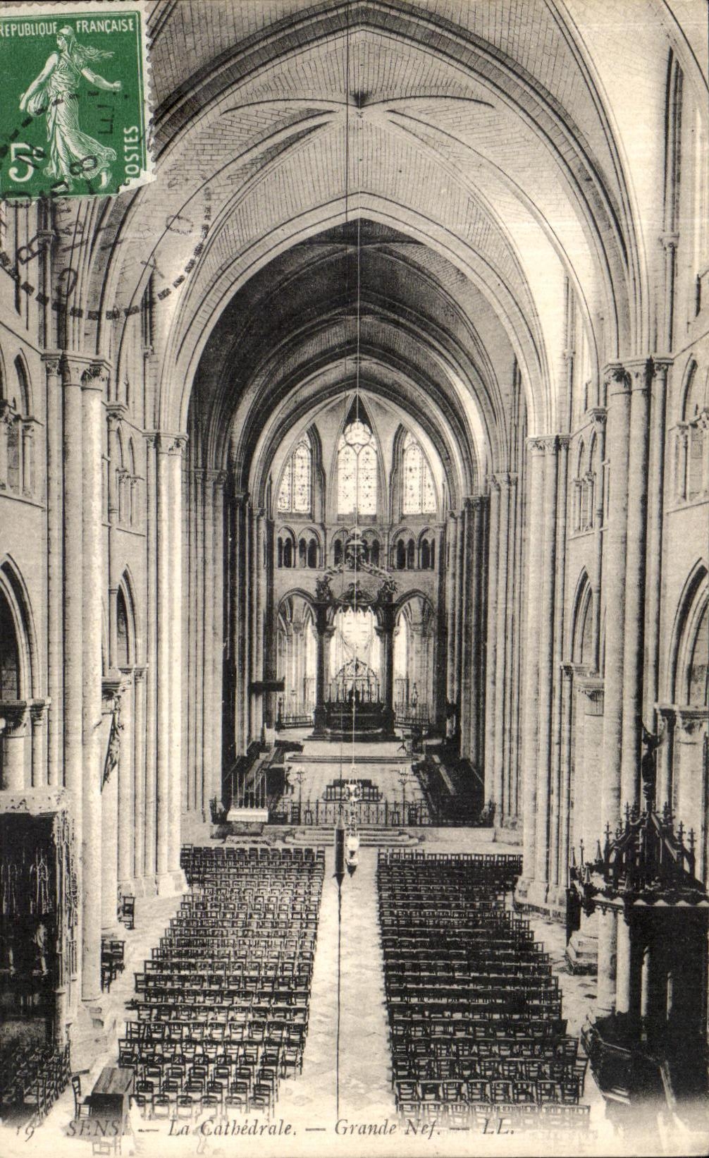 CPA Sens La Cathedrale Grande nef