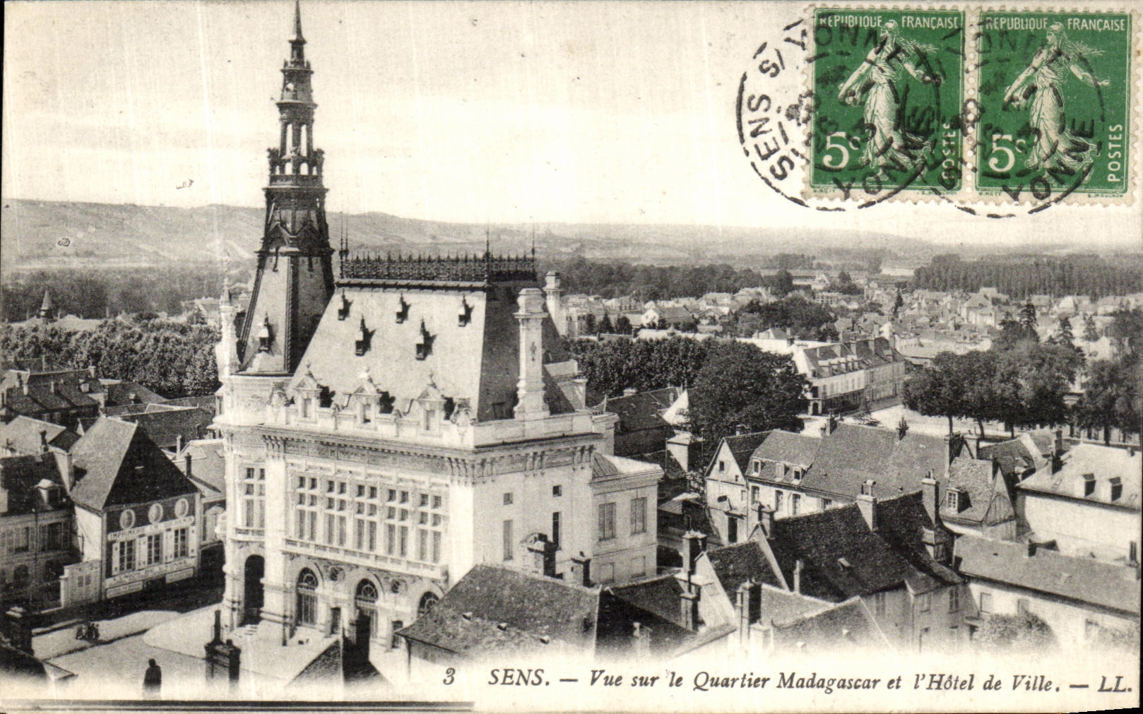 CPA Sens Vue Sur La Quartier Madagascar et l hotel de ville