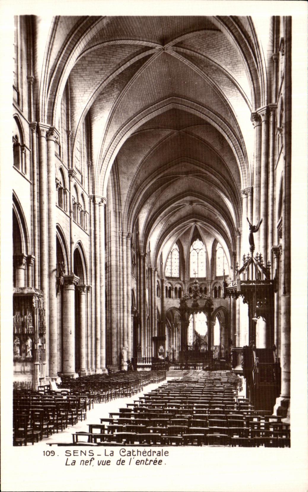 CPA Sens la Cathedrale La Nef Vue de l Entree