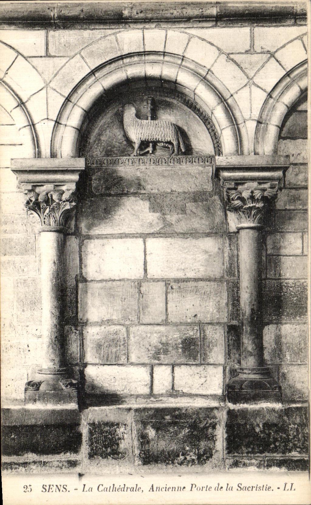 CPA Sens La cathedrale Ancienne Porte de La Sacristie