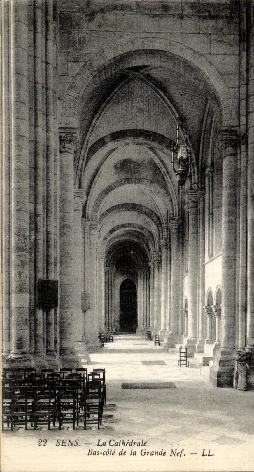 CPA Sens la cathedrale Bas cote de la grande nef