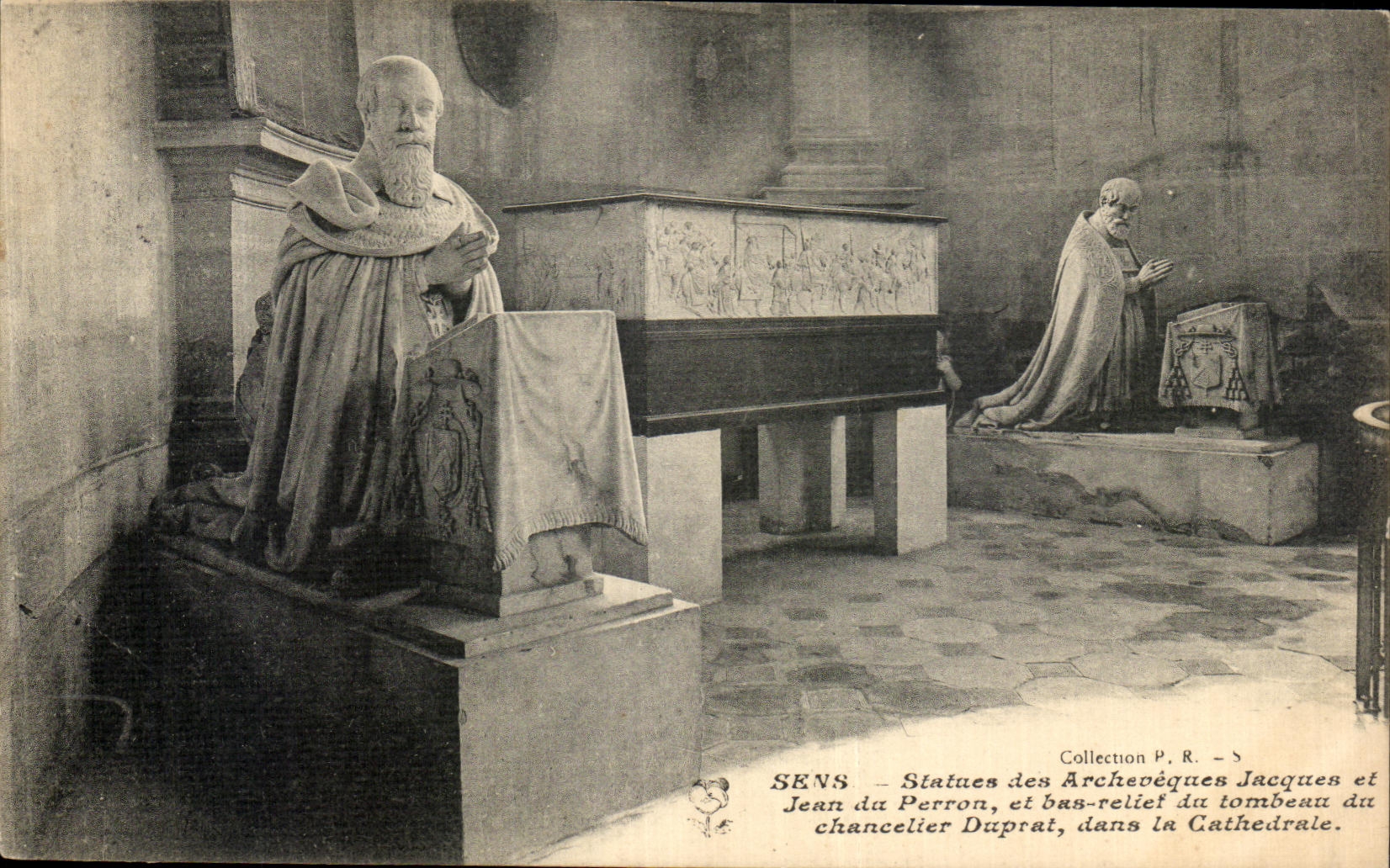 CPA Sens Statues des Archeveques Jacques et Jean du Perron et bas relief du tombeau du chancelier Duprat 