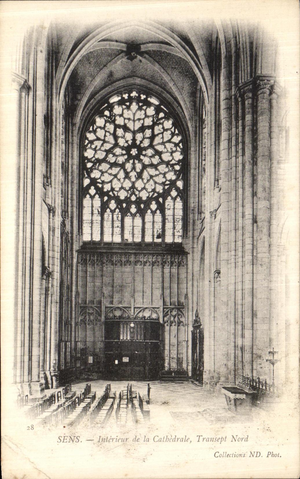 CPA Sens Interieur de la Cathedrale Transept nord