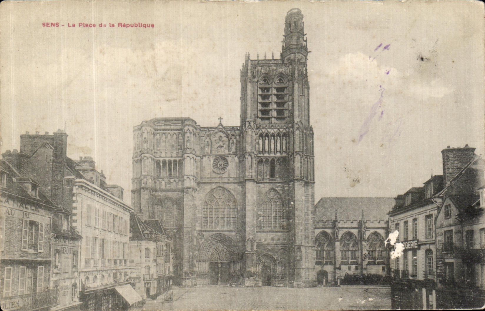 CPA Sens La Place de la Republique