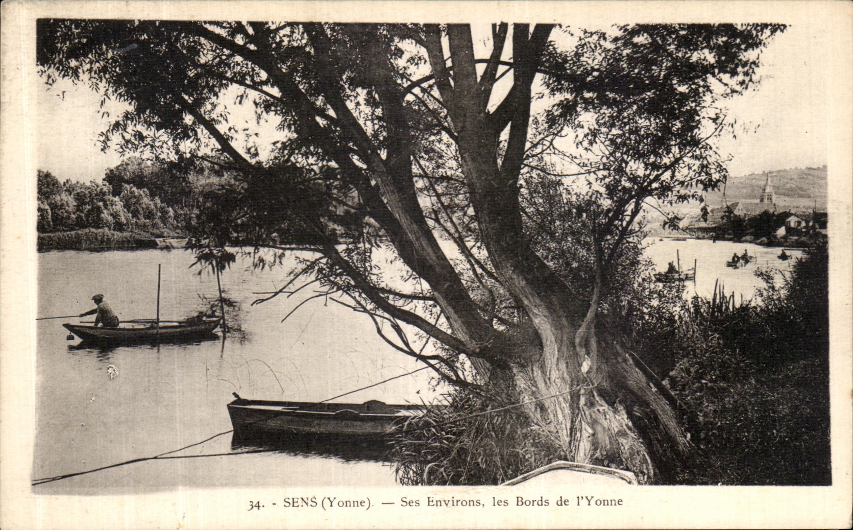 CPA Sens Yonne Ses Environs Les bords de l Yonne Pecheur