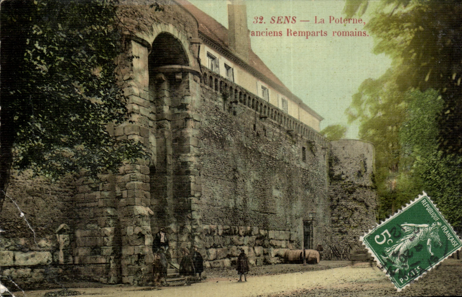 CPA Sens La Poterne anciens Remparts Romains