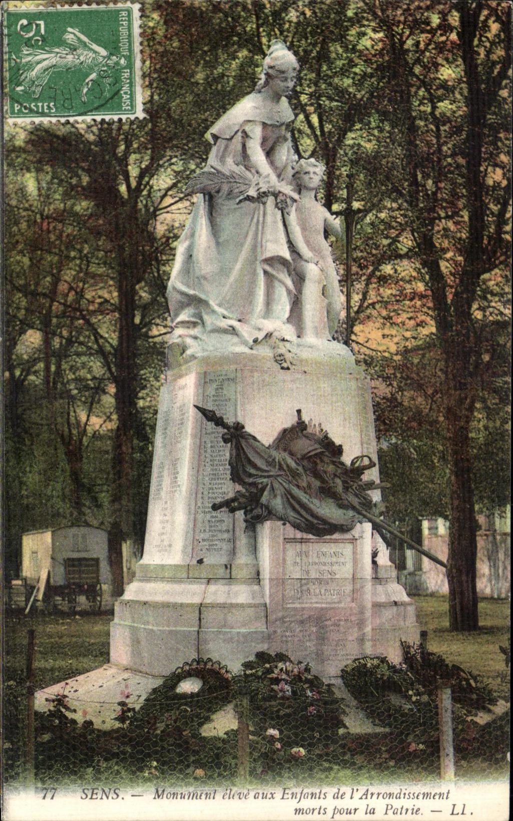 CPA Sens Monument eleve aux Enfants de l Arrondissement morts pour la patrie
