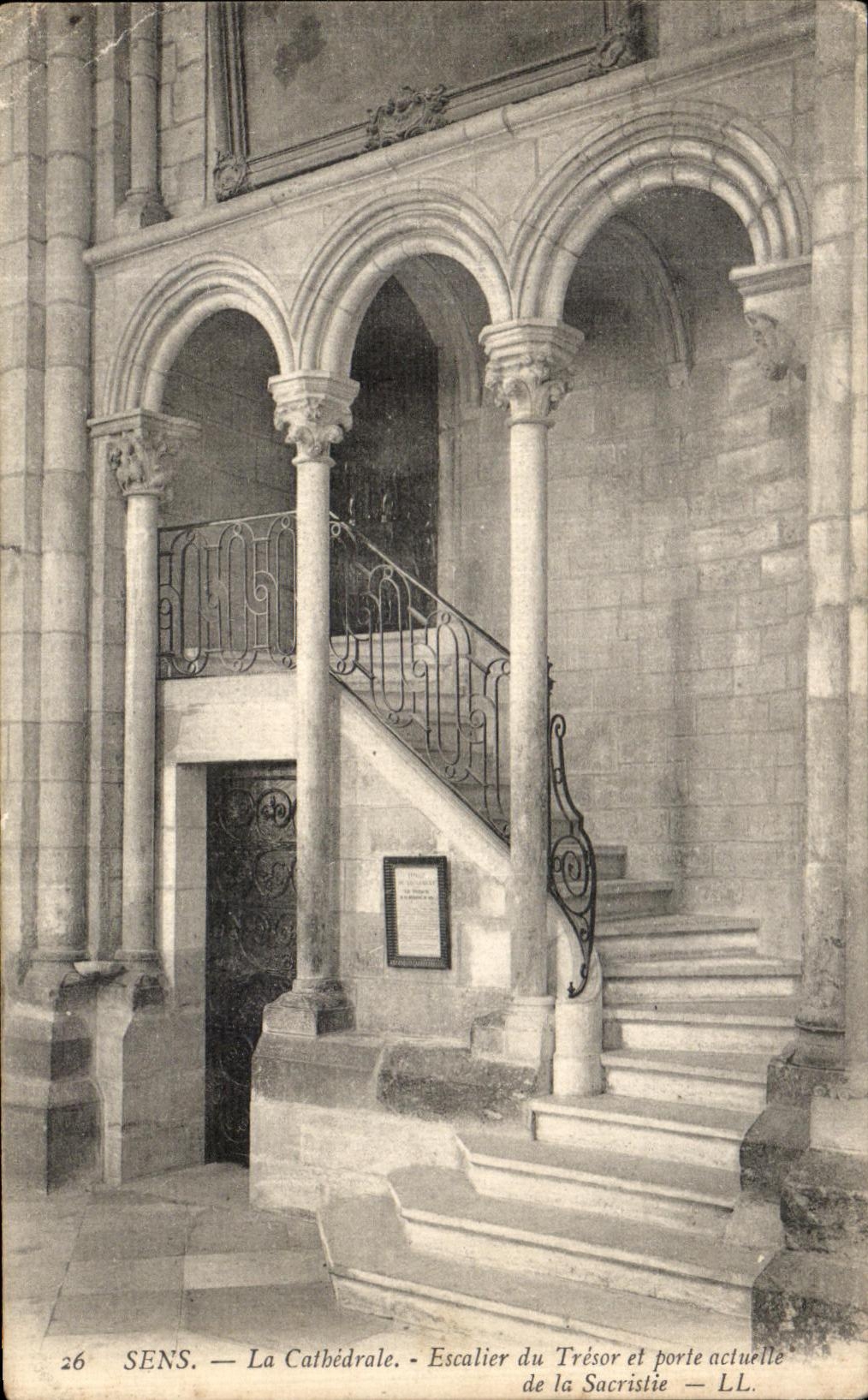 CPA Sens La Cathedrale Escalier du Tresor et porte actuelle de la sacristie