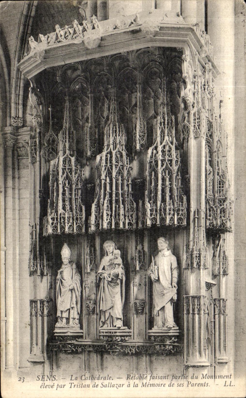 CPA Sens La Cathedrale Retubie Faisant partie du Monument eleve par Tristan de Sallazar a la memoire de ses parents