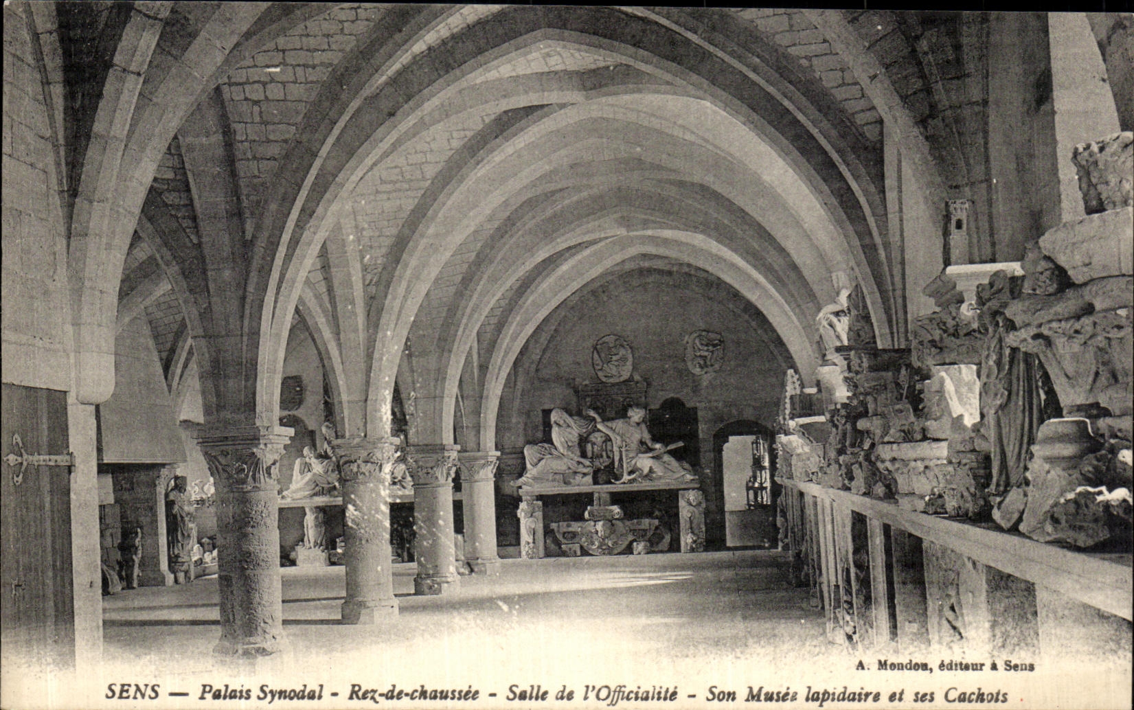 CPA Sens Palais Synodal Rez de Chaussee salle de l Officialite Son Musee lapidaire et ses cachots
