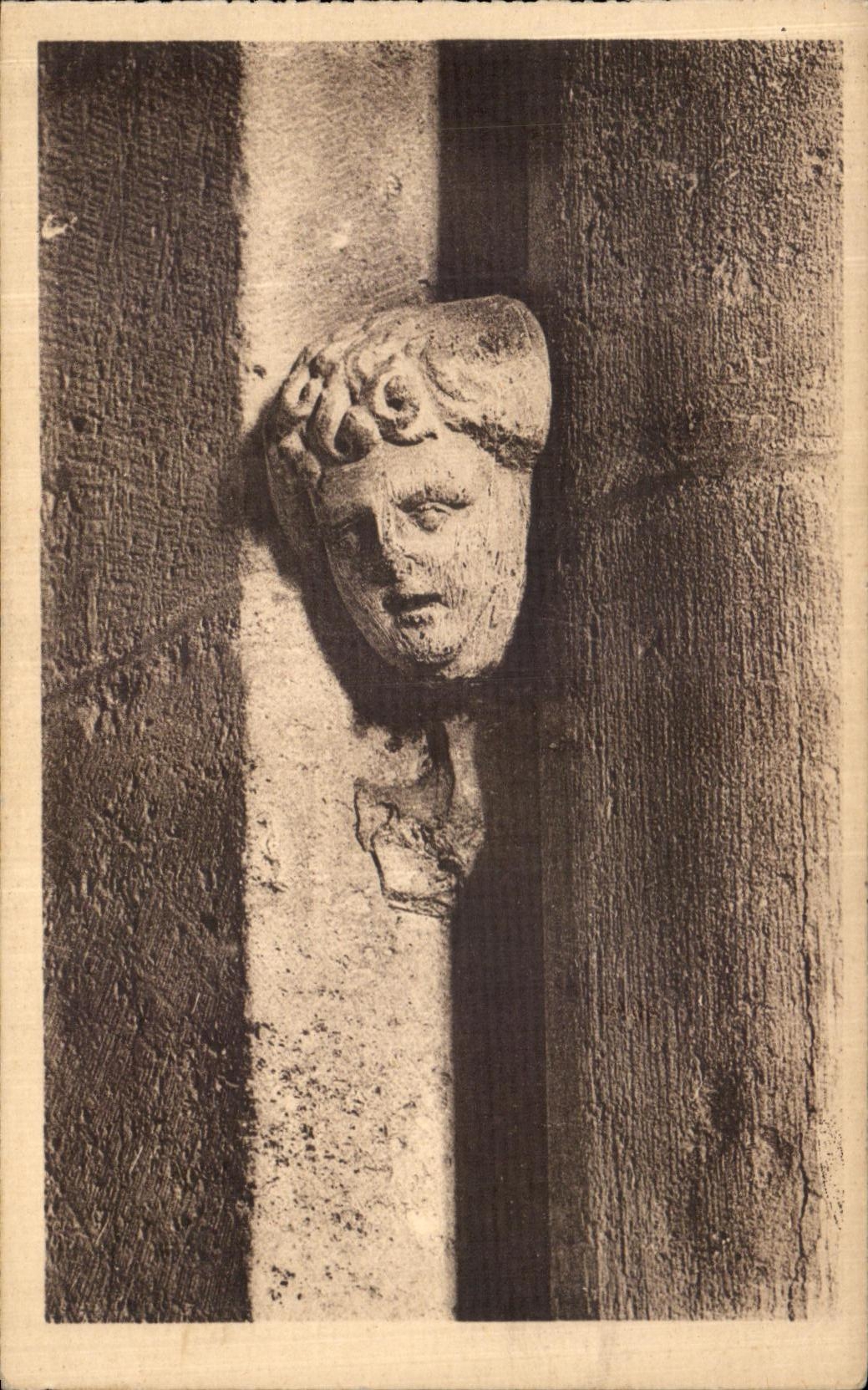 CPA Sens La Cathedrale Tete place sur la premiere colonne Jean de Cogno