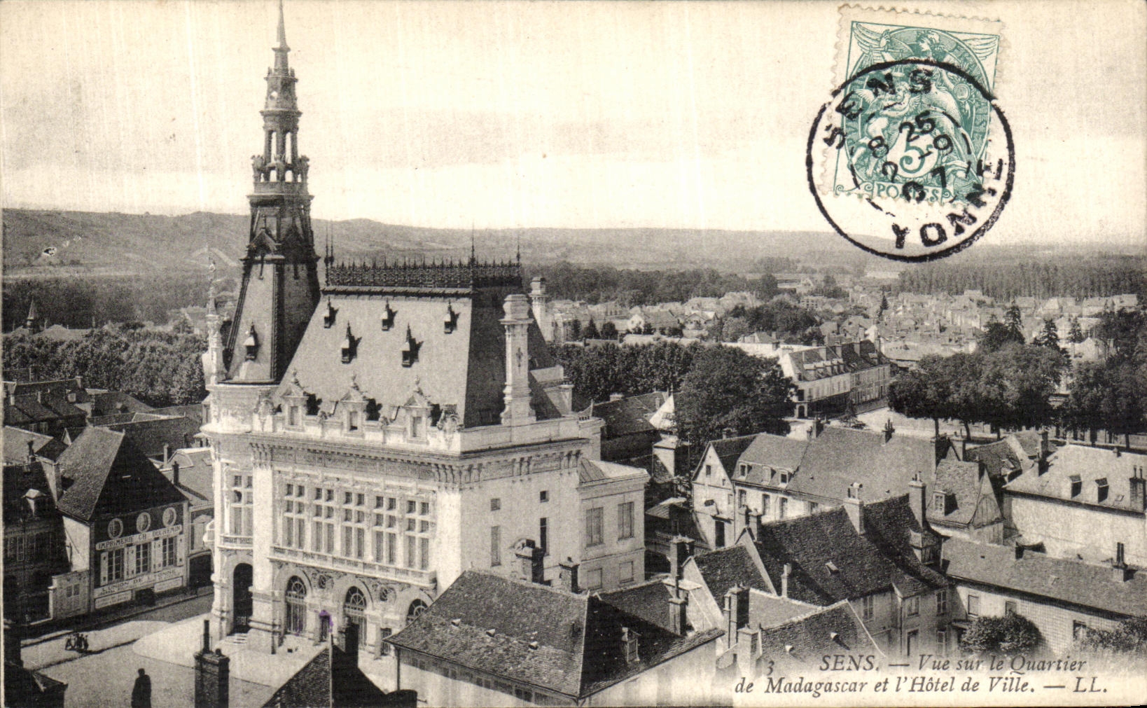 CPA Sens Vue sur le Quartier de Madagascar et l hotel de ville
