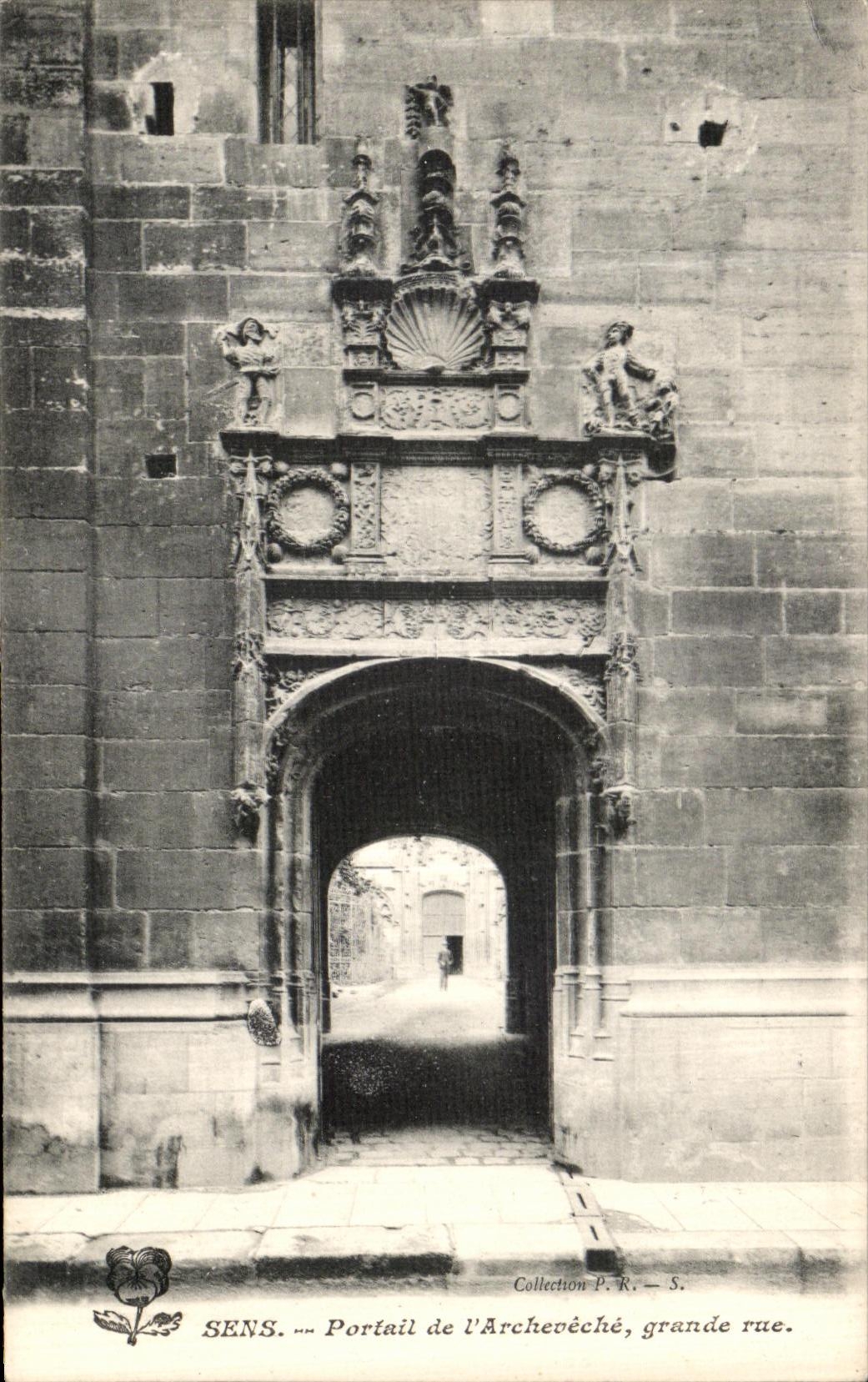 CPA Sens Portail de L Archeveche grande rue