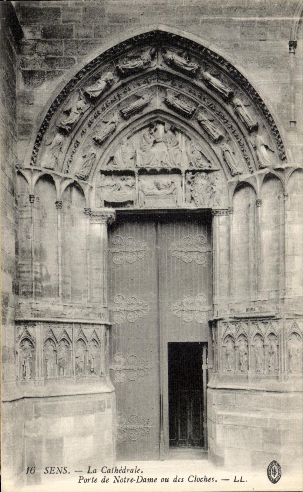 CPA Sens porte de Notre Dame ou des Cloches