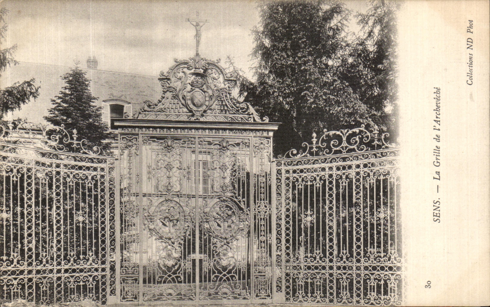 CPA Sens La Grille de l Archeveche