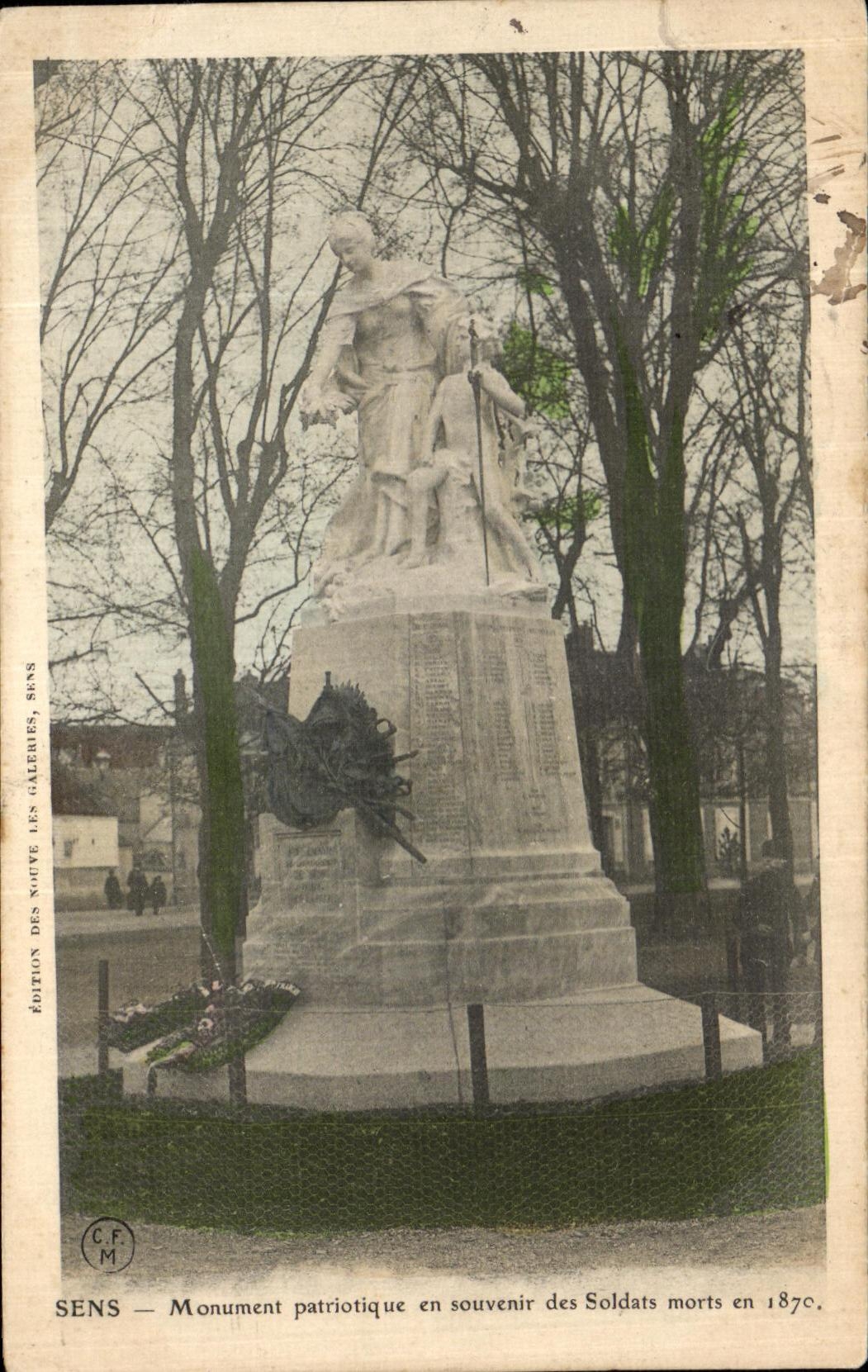 CPA Sens Monument patriotique en souvenir des Soldats morts en 1870 Militaria