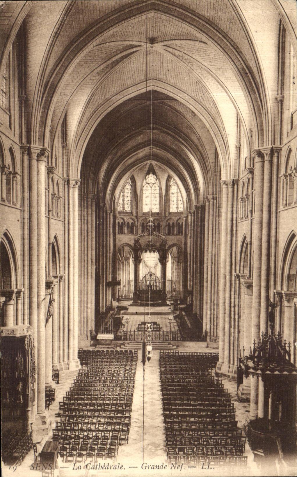 CPA Sens La Cathedrale Grande nef