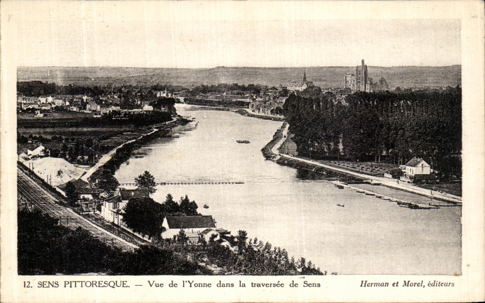 CPA Sens Pittoresque Vue I Yonne dans la traversee de Sens