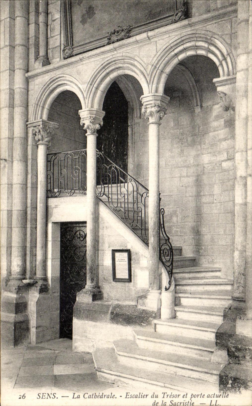 CPA Sens La Cathedrale Escalier du Tresor et porte actuelle de la sacristie